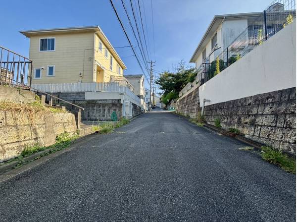 前面道路は広々としています