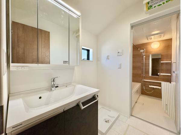 生活の動線を考え、配置された洗面室