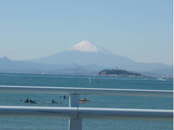逗子海岸から富士山も（約150m）