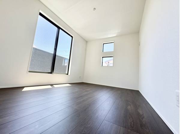 洋室6.5帖　バルコニーにつながる部屋