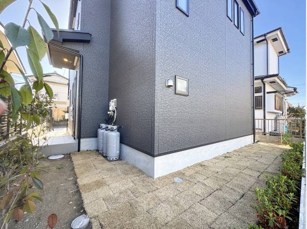 裏の接道側にはお庭が広がり開放感を感じられます