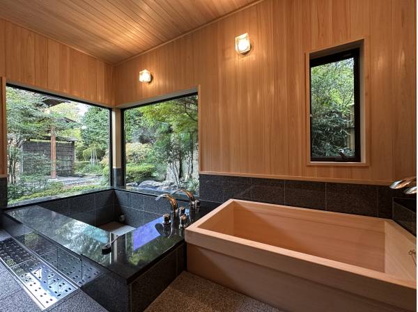 本格的な浴室/外に露天風呂もございます