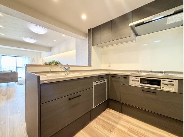 コンパクトなL字型キッチン