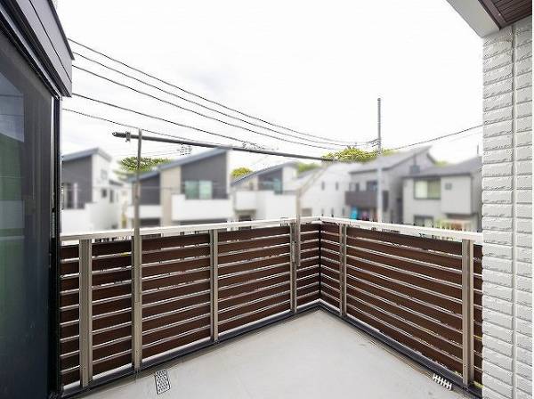 バルコニーはチェアを置いてチルタイムを愉しめそうなゆとりがあります