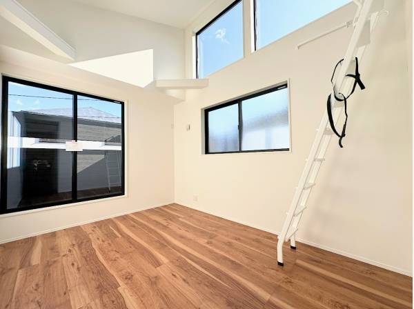 開放感ある上部窓と勾配天井の洋室