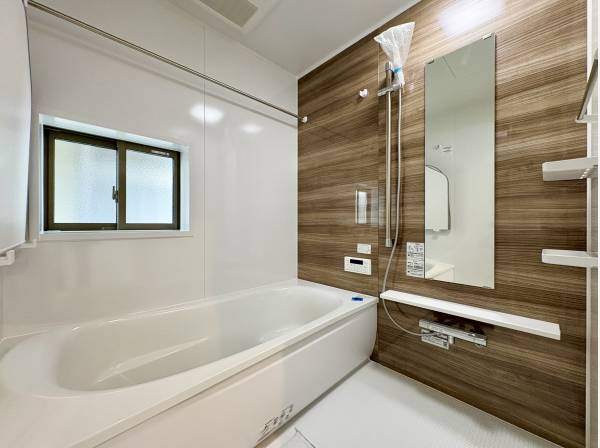 換気に嬉しい小窓付きになります