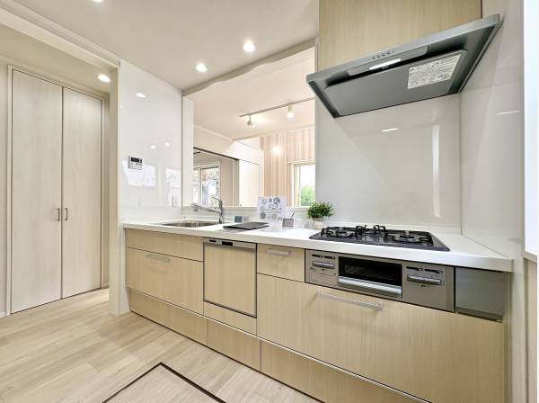 対面式システムキッチンは食洗機と浄水器付き