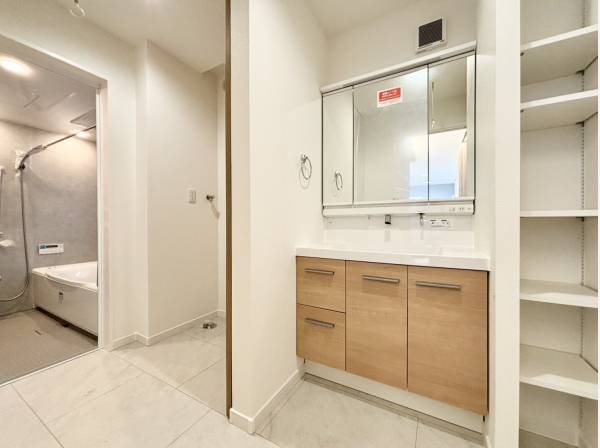 収納たっぷりのキッチンスペース