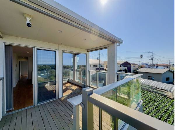 クリアな手すりが光を通すバルコニー