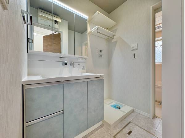 洗面室は白を基調とした清潔感のある空間です。