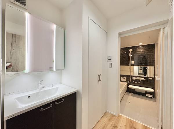 洗面室には収納もあり、便利な空間です