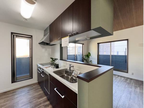 バルコニーへと繋がる勝手口は何かと重宝しそうですね