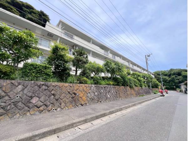 付近の通りは広々としており、お車も安心♪