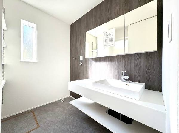 パウダールームです。おしゃれな造作洗面台