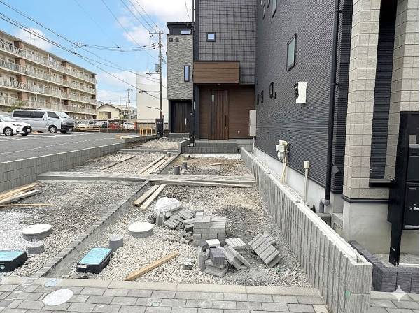 広々とした駐車スペースがあり、外構の完成が楽しみなゆとりある敷地