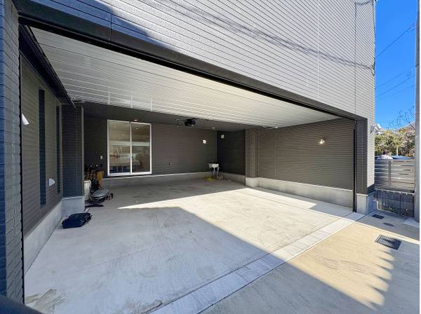 大型車も2台分並列駐車可能なガレージは水栓も引かれ洗車やDIYも快適