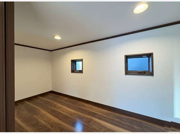 メインベッドルームの約3帖収納スペース。