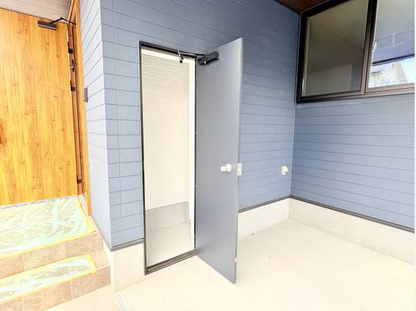 駐車場横の便利な収納庫。アウトドア用品もすっきり片付けられます