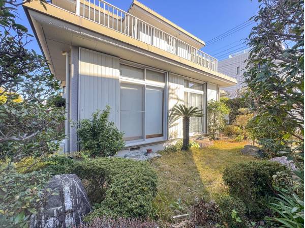 陽当たりの良い南側にお庭を設けるのも素敵ですね