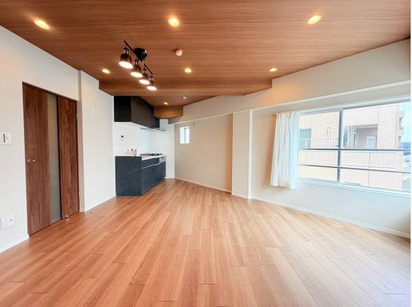 オーシャンビューを一望するLDKは約16.5帖とゆとりの空間