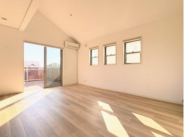 勾配天井の開放感あるLDK