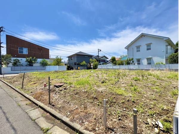 東側は高低差も少なく、建物の配置も自由度が広がります