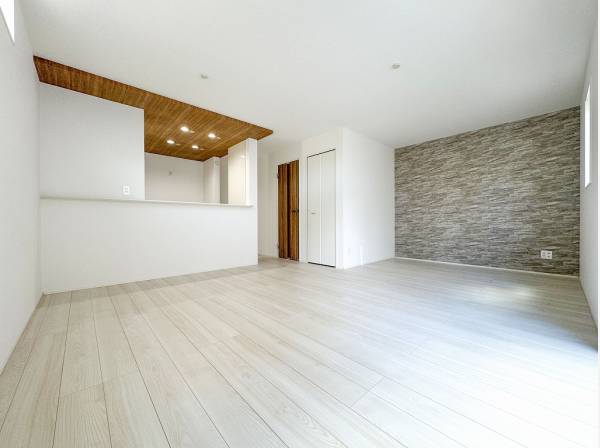 天井やクロスにアクセントをつけ空間にリズムを生み出しています
