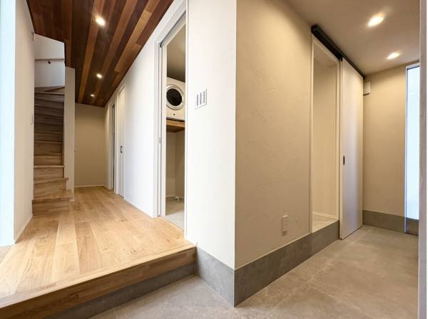 ゆったりとした広さの玄関には大容量のシューズインクローゼットを完備