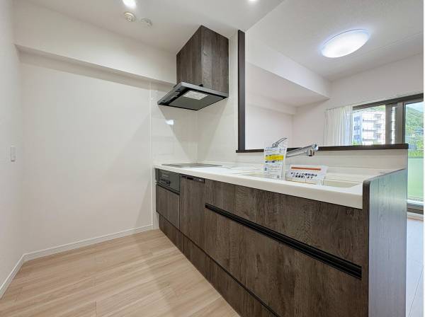 リビングを見渡すオープンキッチン