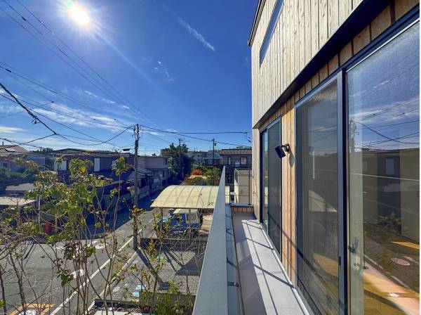 2階バルコニーもご覧の通り日当たり良好です。