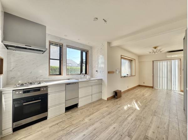 ゆとりある約13帖のダイニングキッチン