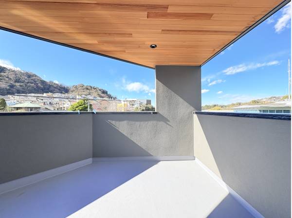 プライベート感を保ちつつも開放的なバルコニー