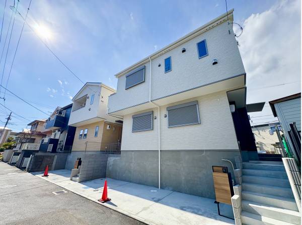 道路面から一段高い住宅ですので、通行人の目線が気になりません