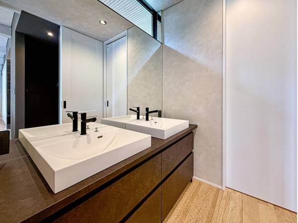 広い鏡にツインボウルの洗面化粧台