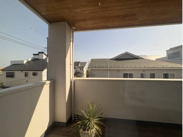 リビングの先のインナーバルコニーです