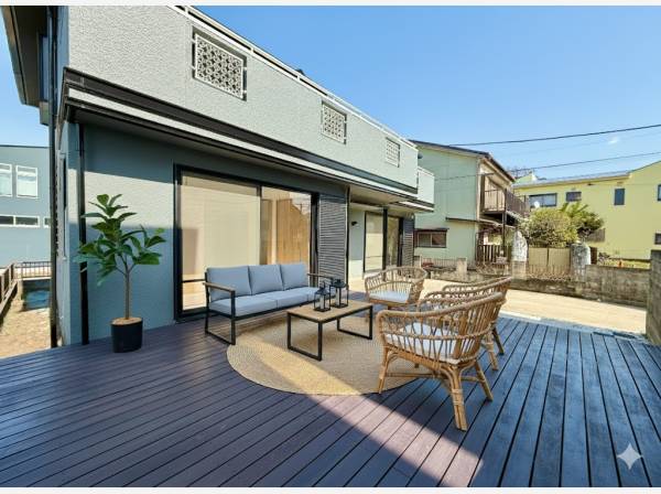 大きなデッキで昼食やBBQなども良いですね！※生成AIによるイメージ。