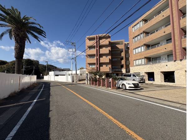 車でのアプローチにも優れ、各戸１台かースペースが無料なのも魅力