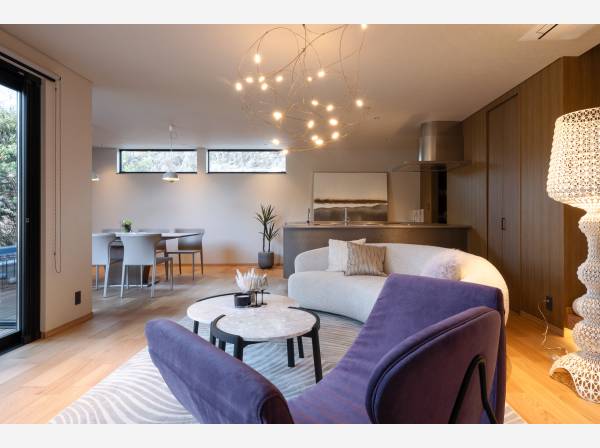 センスのいい家具や装飾品は全てセットでの販売/約29.3帖のLDK