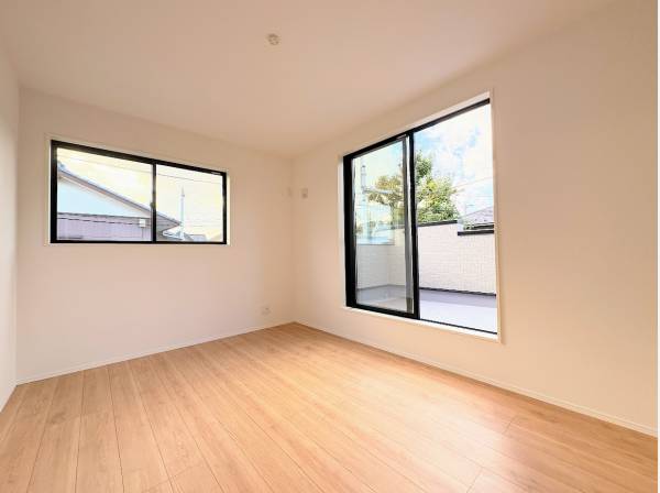 バルコニーへとつながる洋室