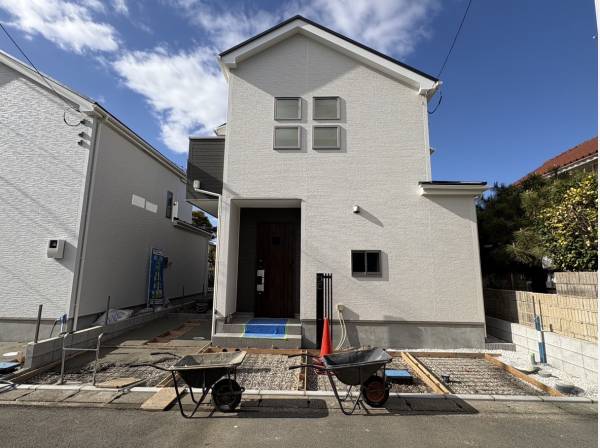 青空に映える外観