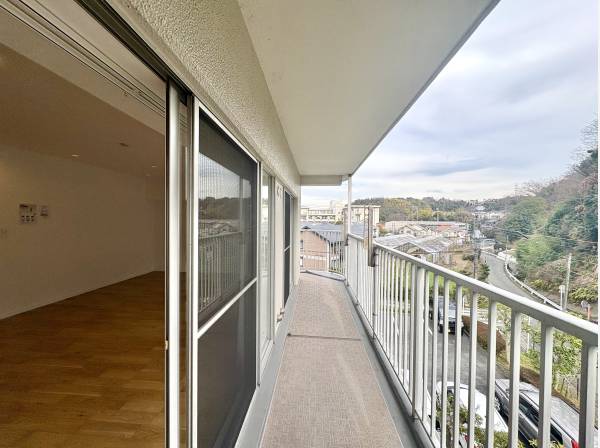 L型の大型バルコニー。開放的な眺望です。