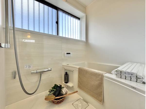 窓付きバスルームで、換気も快適なリラックス空間。