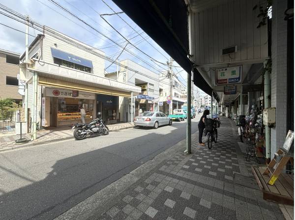 活気ある逗子商店街からアプローチできる立地
