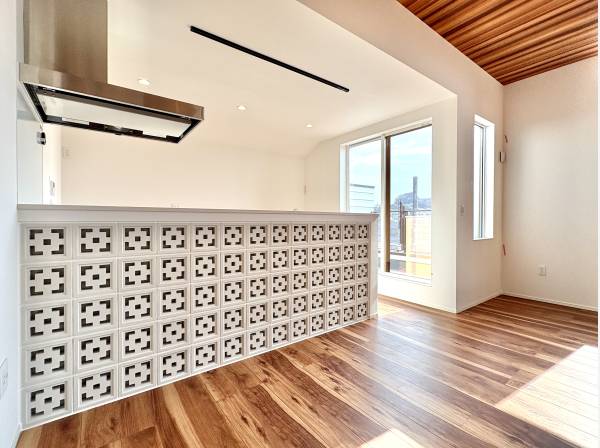 花ブロックのキッチン腰壁