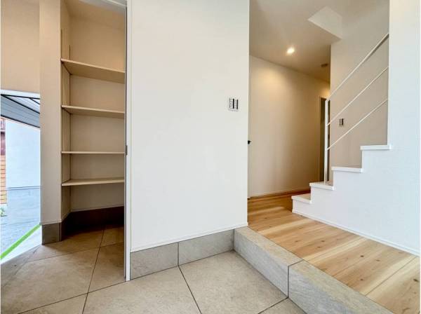 アウトドア用品もすっきり収納。アクティブな毎日を支える玄関。