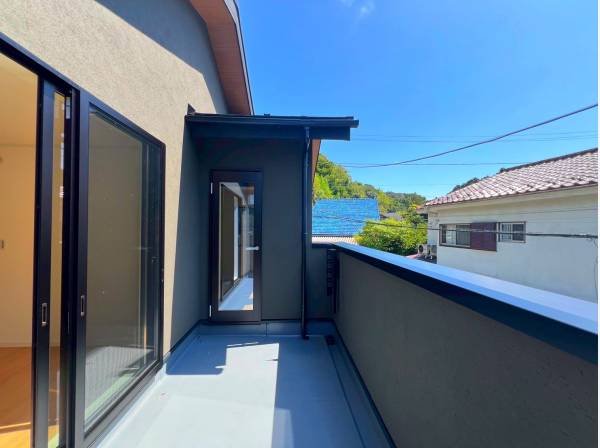 2つのお部屋から出ることができる心地の良いバルコニー