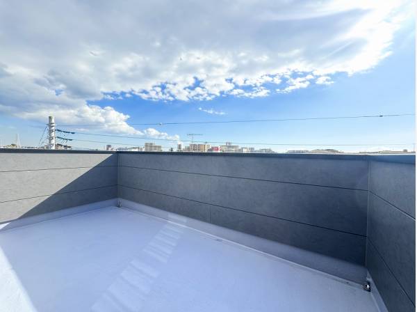 遮る建物のない開放的な景色が広がるルーフバルコニー