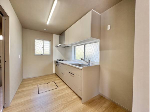 ょうどいい距離感のキッチン、家事をしながらリビングの様子も見えて安心