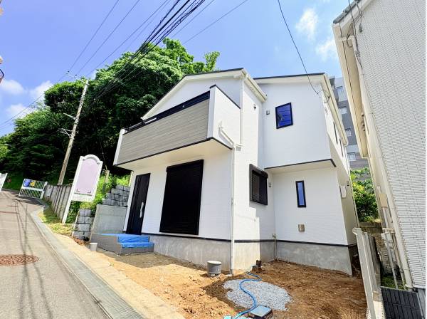 豊かな緑に包まれた住環境　藤沢本町駅徒歩約8分の好立地が魅力の一邸