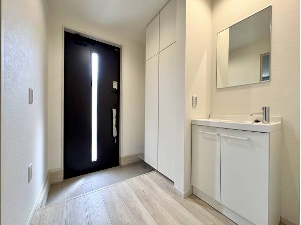 玄関には手洗いカウンター付き